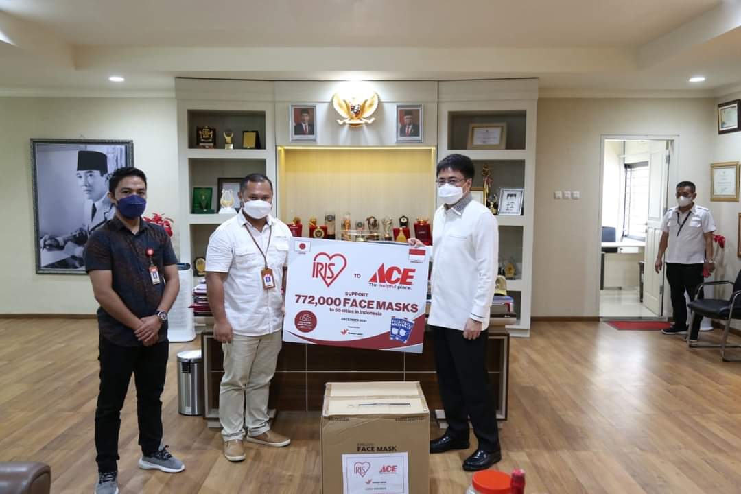 Ace Hardware Mantos Serahkan Bantuan Masker Kepada Wali Kota Andrei Angouw. (Foto:Istimewa)