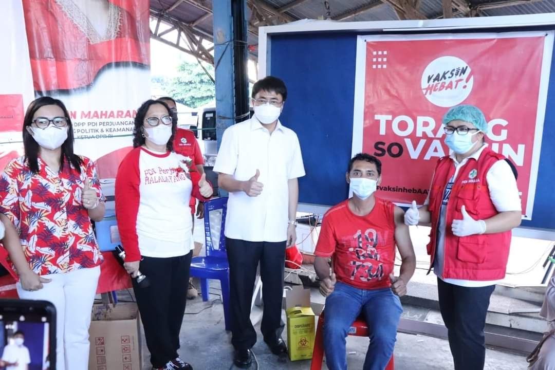 Wali Kota Manado, Andrei Angouw saat meninjau kegiatan vaksinasi. (Foto:Istimewa)