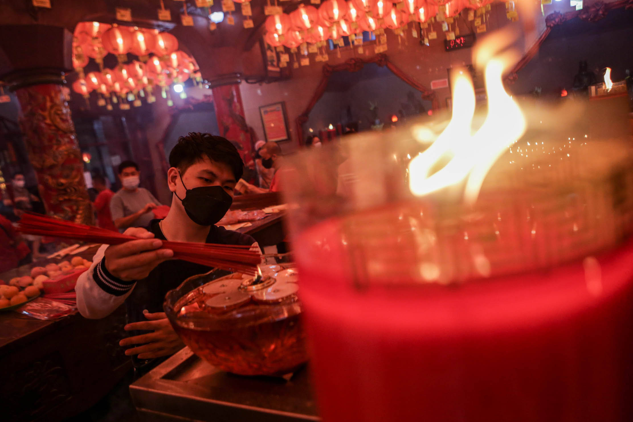 Nampak sejumlah warga keturunan Tionghoa bersembahyang di Wihara Boen San Bio, Kota Tangerang dengan pembatasan dan protokol COVID-19 yang cukup ketat. Senin 31 Januari 2022