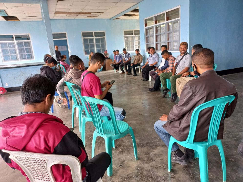 Belasan perangkat yang berasal dari Desa Compang Laho,  Desa Bangka Pau, Bangka Kuleng,  Desa Pocong, dan Desa Gurun Turi datangi kantor Camat Lamba Leda Selatan, Kabupaten Manggarai Timur, Senin, 31 Januari 2022.