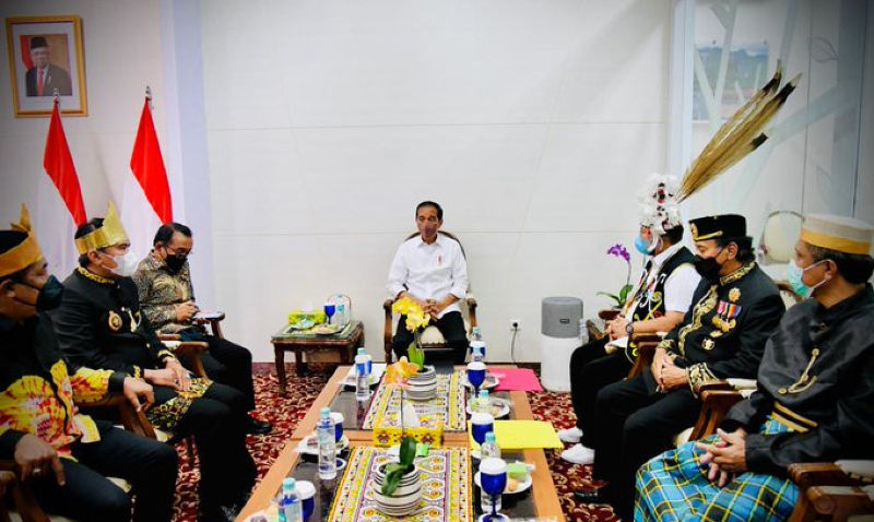 Presiden Joko Widodo menggelar pertemuan dengan sejumlah tokoh masyarakat dan adat Kalimantan Timur di Bandar Udara Internasional Sultan Aji Muhammad Sulaiman, Kota Balikpapan, Provinsi Kalimantan Timur, Senin, 31 Januari 2022.