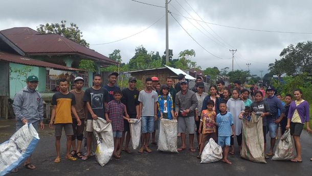 Ketika Milenial Wae Mbeleng Turun ke Jalan dan Pungut Sampah Plastik