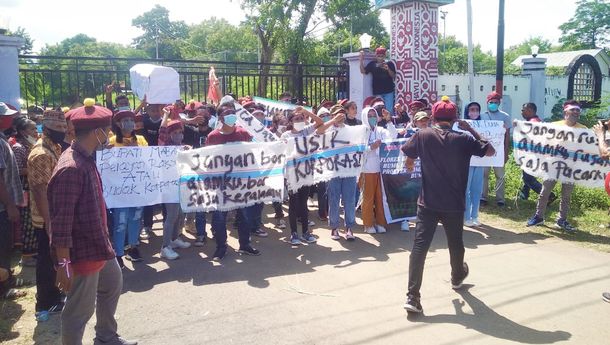 PMKRI Ruteng dan Masyarakat Wae Sano Berniat Menyampaikan Aspirasi, Gerbang Kantor Bupati Mabar Malah Ditutup