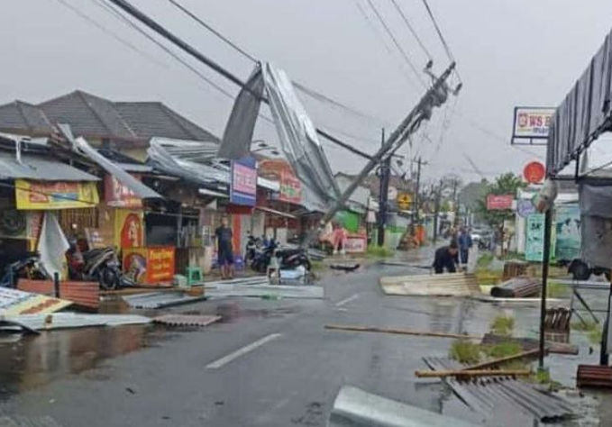 Situasi pasca hujan deras dan angin kencang di Jalan Berbah, Tegalkopen, Banguntapan, Bantul, Rabu (2/2/2022).