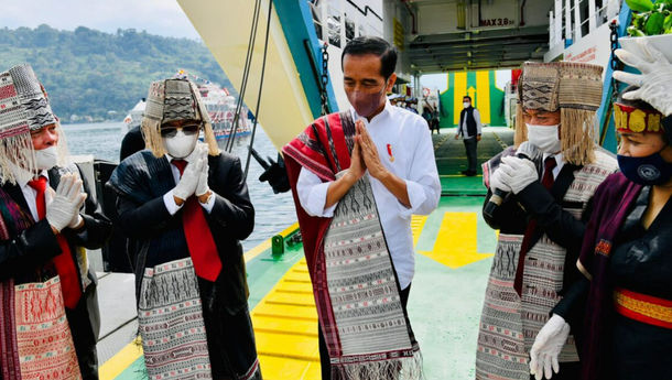 Presiden Dipakaikan Ulos Pinussaan, Simaklah Maknanya