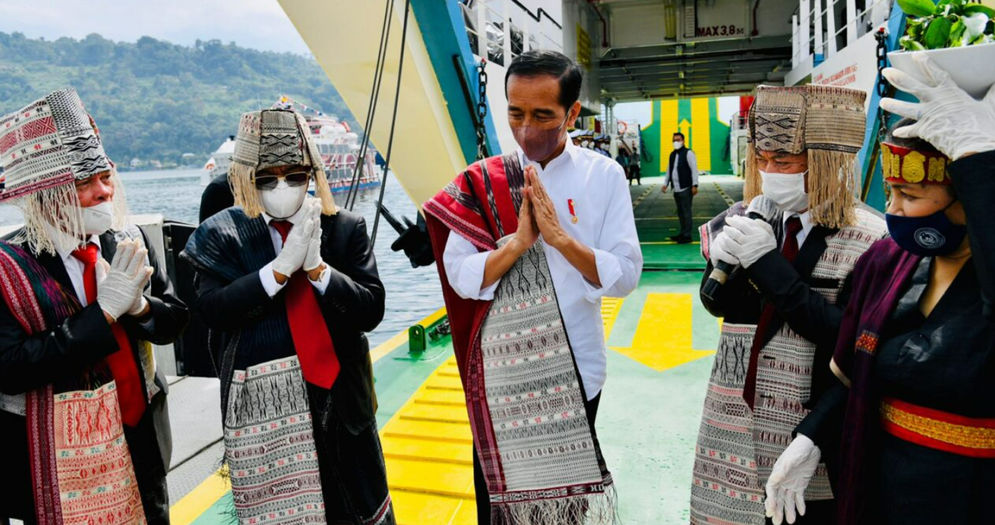 Presiden Joko Widodo mengikuti prosesi penyambutan adat Batak