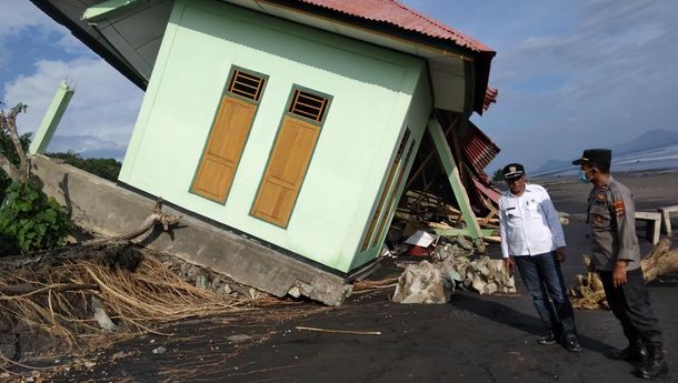 Abrasi Ancam Warga Warukasu dan Dusun 2 Pu'ukungu, Camat dan Polsek Nangapanda Tinjau  ke Lokasi