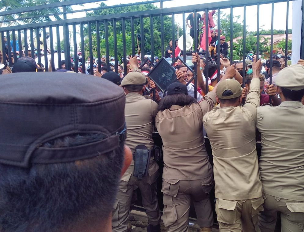 Pihak keamanan (Pol PP) menghadang aktivis PMKRI yang ingin masuk ke halaman Kantor Bupati Mabar, Rabu, 02 Februari 2022.