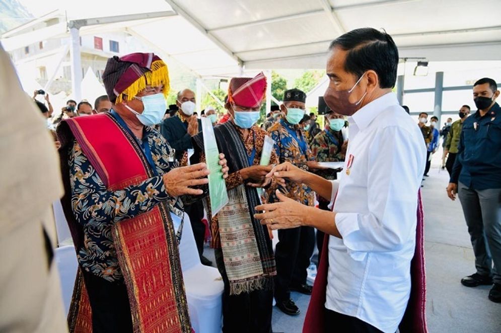 Presiden-Jokowi-serahkan-sertifikat-tanah-sumut.jpeg