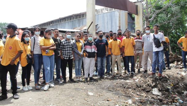 Kampus IKTL Peduli Lingkungan, Pungut Sampah di Pasar Larantuka