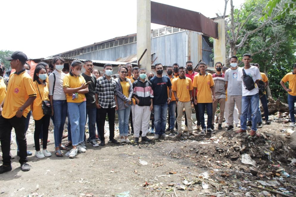 Potret Mahasiswa dan Rektor Institut Keguruan dan Teknologi Larantuka, Kabupaten Flores Timur, usai memungut sampah di Pasar Inpres Larantuka, Jumat, 04 Februari 2022.