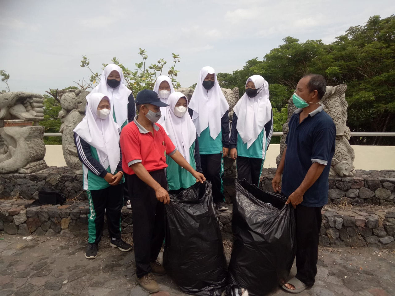 Kenalkan Hari Lahan Basah, Siswa MTsN 3 Bantul Diajak Bersihkan Laguna
