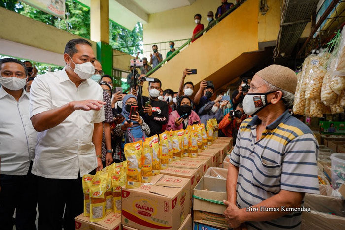 Menteri Perdagangan, Muhammad Lutfi bersama Direktur Jenderal Perdagangan Dalam Negeri, Oke Nurwan meninjau implementasi kebijakan harga eceran tertinggi (HET) minyak goreng di Pasar Kramat Jati, Jakarta, Kamis (3/2/2022)