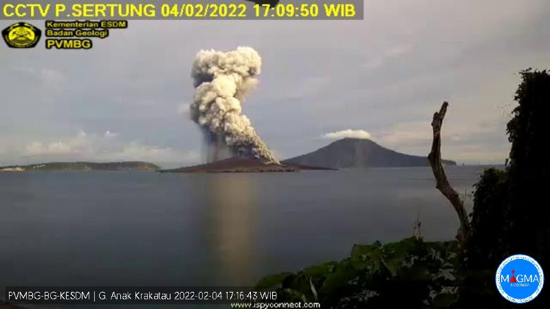 Gunung api Anak Krakatau kembali mengalami erupsi pada Jumat, 4 Februari 2022.