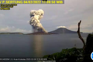 Gunung Anak Krakatau Erupsi 9 Kali, Tinggi Kolom Abu Capai 1 Km.jpg