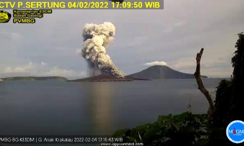 Gunung Anak Krakatau Erupsi 9 Kali, Tinggi Kolom Abu Capai 1 Km.jpg
