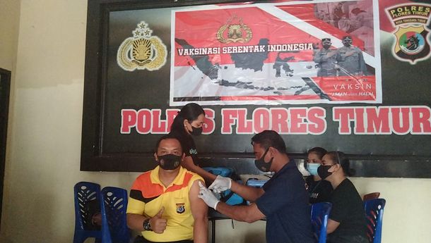 Di Ujung Masa Jabatannya,  Kapolres Flotim Ajak Semua Personil Ikut Vaksinasi Booster