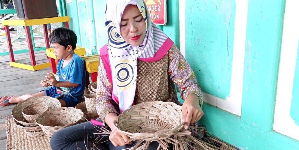 Iis Islamiyah, perajin anyaman bambu 