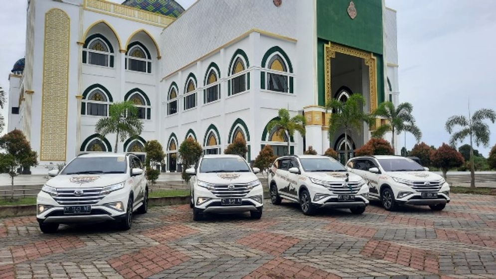 Terios 7 Wonders berhenti di salah satu masjid Agung di Penajam.