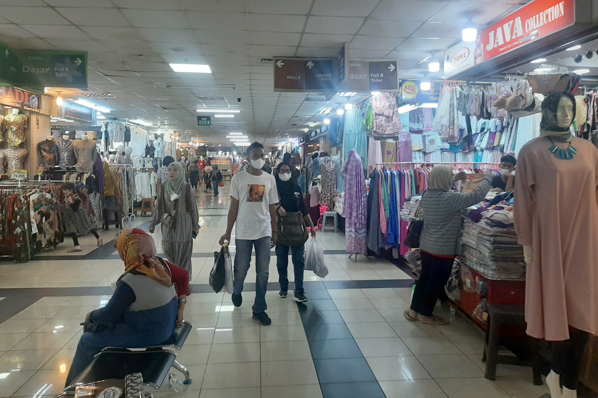 Pengunjung melintas diantara kios pedagang Mal Thamrin City, Senin, 7 Februari 2022. Foto: Ismail Pohan/TrenAsia