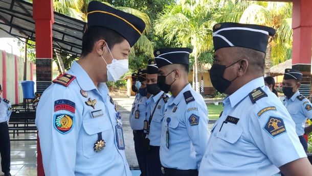 Kepala Rutan Larantuka Periksa Kelengkapan Atribut Pegawai