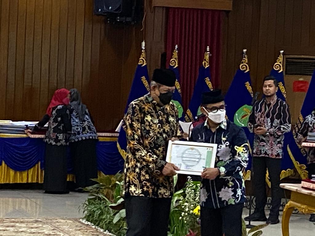Andi Burhanuddin Solong memperoleh penghargaan lingkungan di HUT 125 Tahun Kota Balikpapan, Senin (7/2/2022)