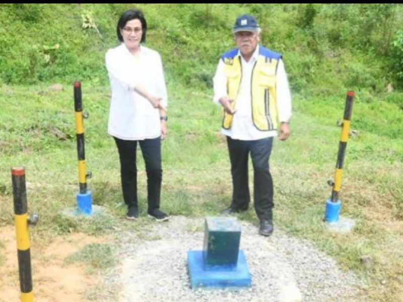 Menteri Keuangan Sri Mulyani Indrawati dan Menteri PUPR Basuki Hadimuljono berada di Titik Nol IKn Nusantara di Penajem Paser Utara, Kalimantan Timur.