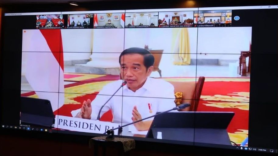 Presiden Joko Widodo dalam rapat singkat yang juga diikuti secara virtual, Senin (7/2/2022)