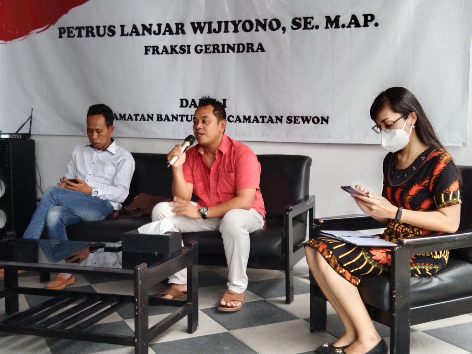 Anggota DPRD Kabupaten Bantul Petrus Lanjar Wijiyono saat menyerap aspirasi dari warga dalam Kegiatan Reses, Jaring Aspirasi Anggota DPRD Kabupaten Bantul, Selasa (8/2/2022).