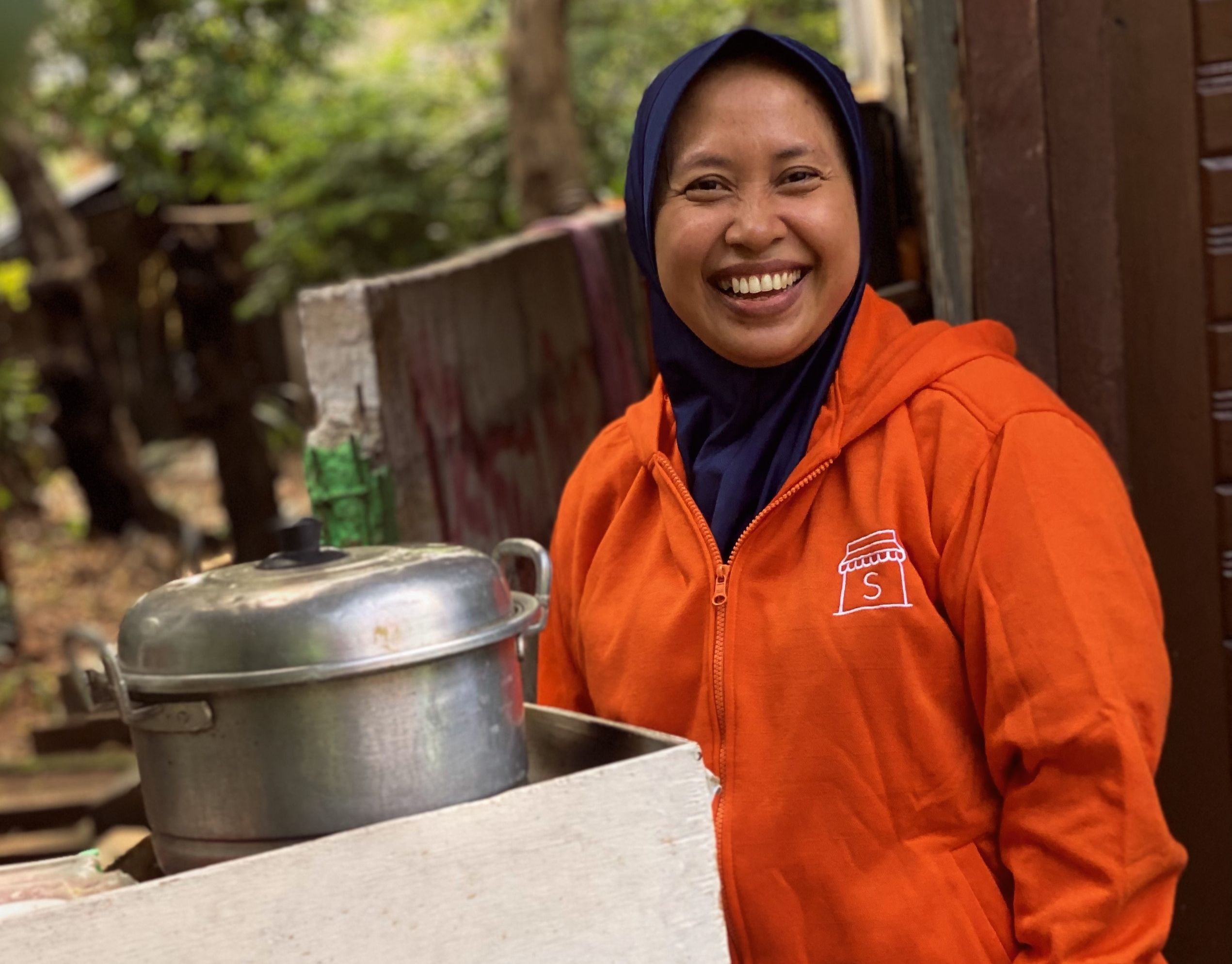 Siti Laelatun, seorang mitra Shopee demi membantu suaminya menambah penghasilan keluarga. 