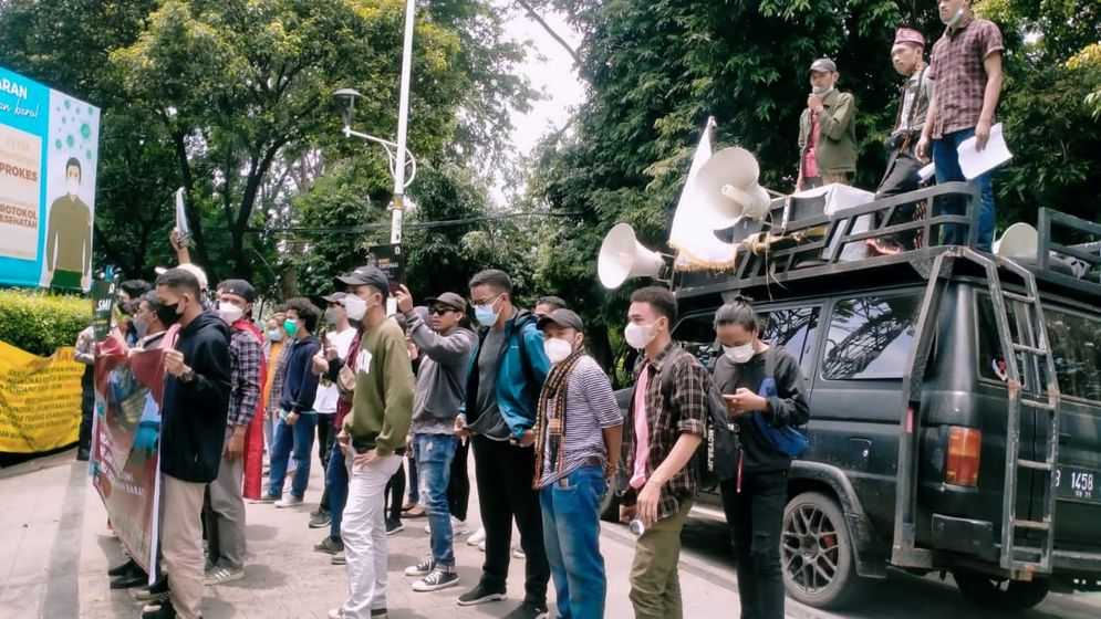 Serikat Pemuda NTT Jakarta bersama Persatuan Mahasiswa Basodara (PMB) Pamulang menggelar aksi di depan Kementerian Lingkungan Hidup dan Kehutanan (KLHK) dan Kementerian Energi dan Sumber Daya Mineral (ESDM), Rabu 9 Februari 2022.