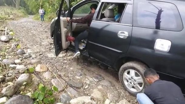 Akibat Jalan Rusak,  Mobil  Anggota DPRD Ende Nyaris Terpeleset ke Jurang di Desa Romarea, Nangapanda