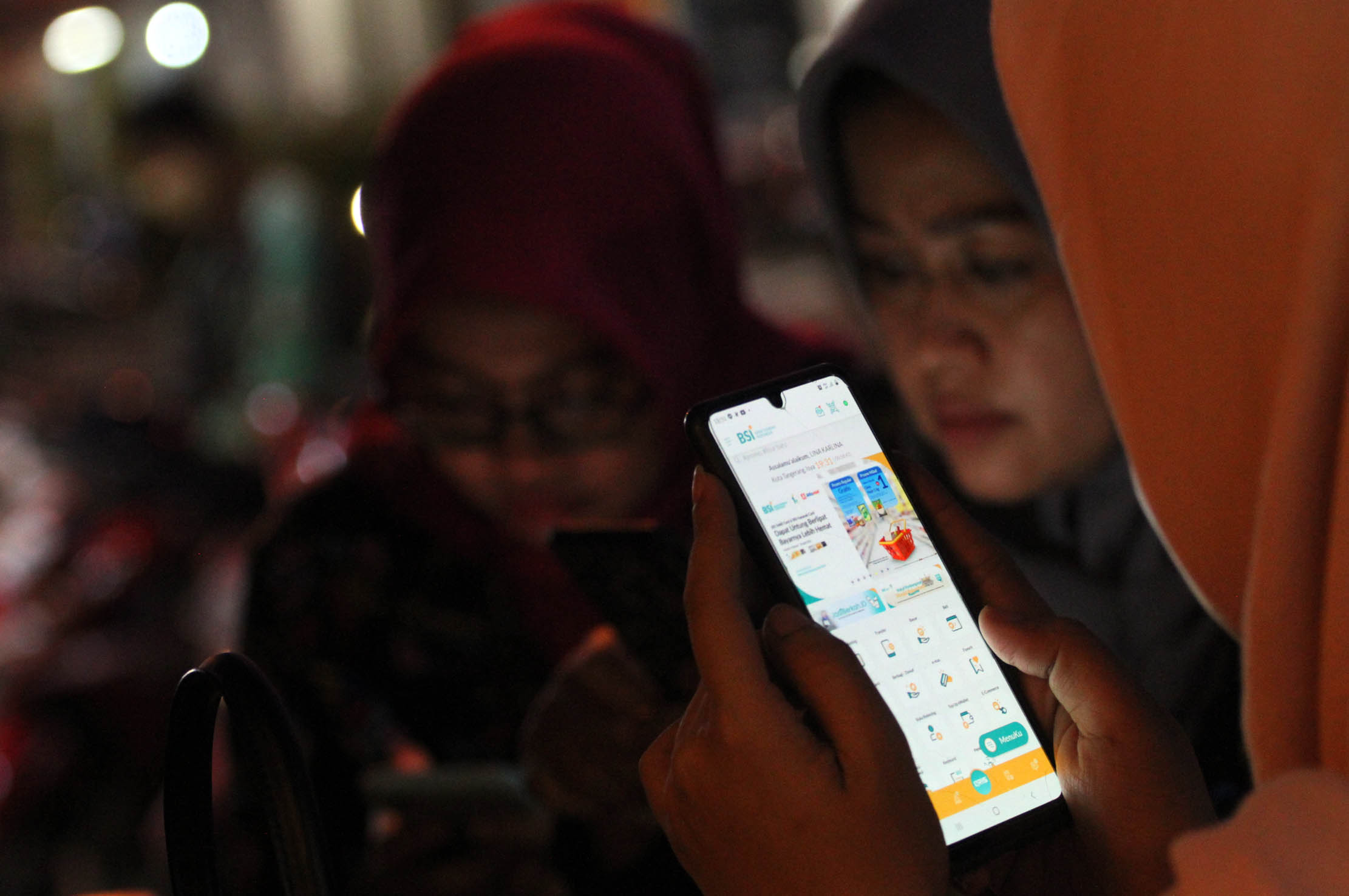 Seorang konsumen melakukan transaksi digital untuk belanja online, Kamis 10 Februari 2022. Foto : Panji Asmoro/TrenAsia