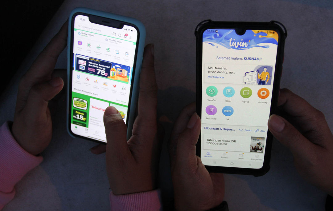 Seorang konsumen melakukan transaksi digital untuk belanja online, Kamis 10 Februari 2022. Foto : Panji Asmoro/TrenAsia