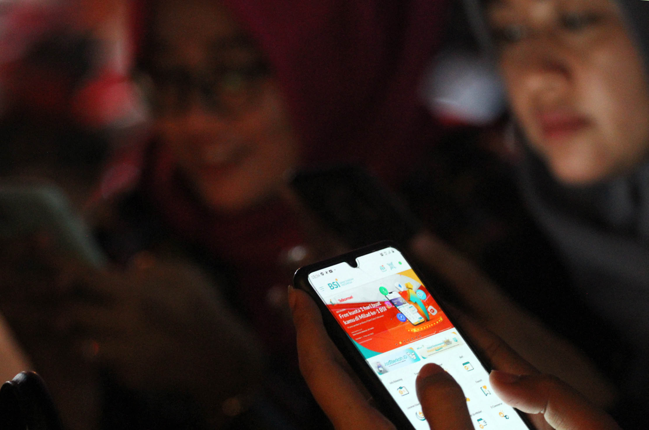 Seorang konsumen melakukan transaksi digital untuk belanja online, Kamis 10 Februari 2022. Foto : Panji Asmoro/TrenAsia