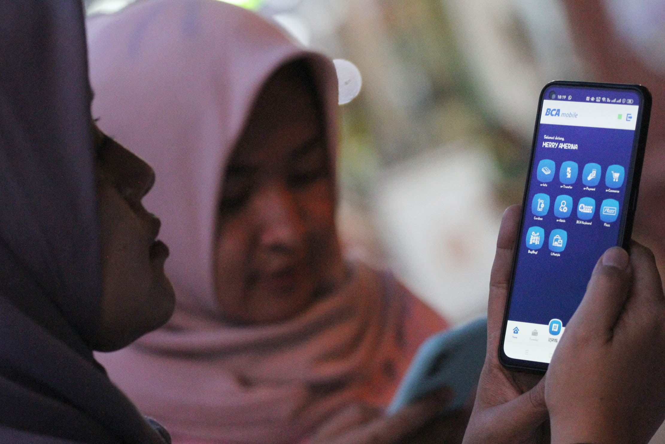 Seorang konsumen melakukan transaksi digital untuk belanja online, Kamis 10 Februari 2022. Foto : Panji Asmoro/TrenAsia