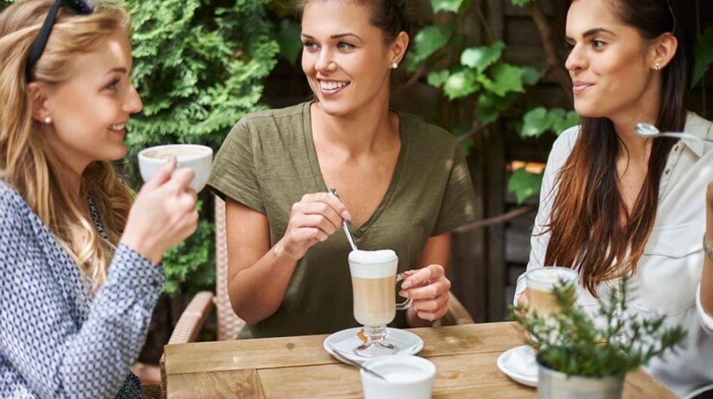 women-taking-coffee-with-friends_329181-11924.jpg