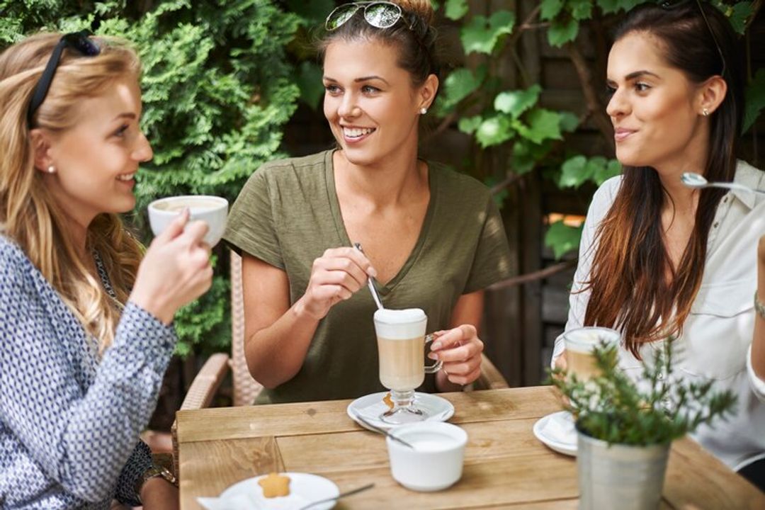women-taking-coffee-with-friends_329181-11924.jpg