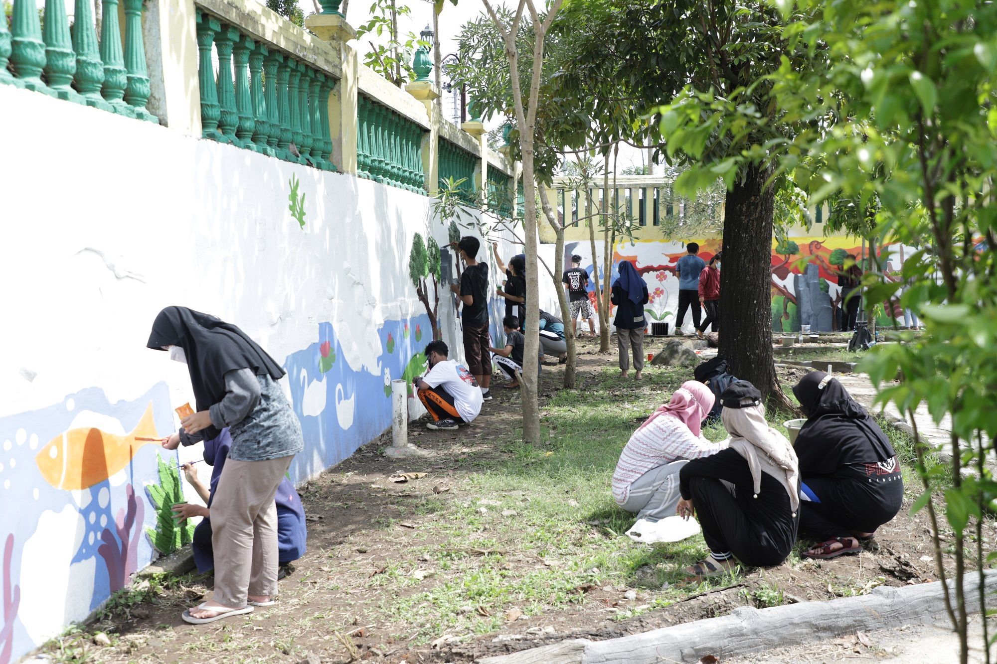 Siswa SMAN 1 Bantul ikut serta dalam revitalisasi Taman Masjid Agung Bantul, Jumat (11/2/2022).