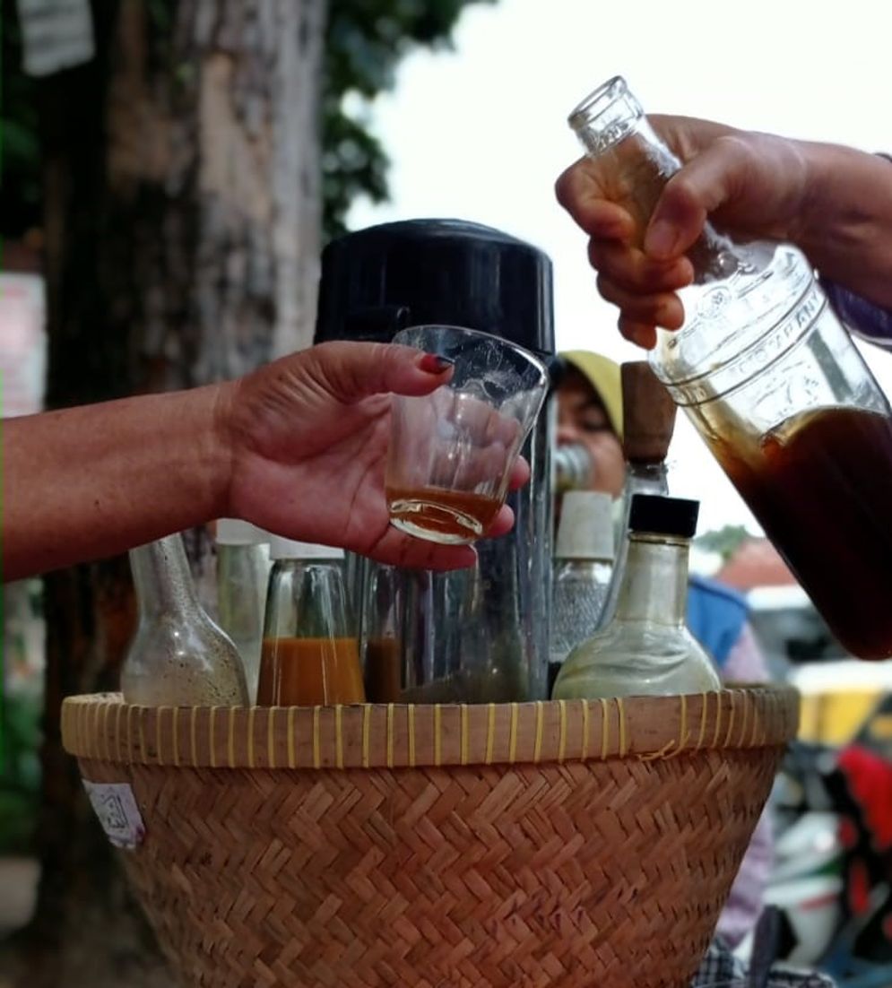 Menikmati jamu di Kambang Iwak