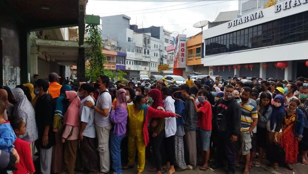 Ratusan Warga Teluk Betung Antre Beli Minyak Goreng Sejak Subuh