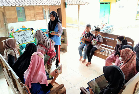 Minim Buku Bacaan Anak, Mahasiswa KKN UNS Buat Taman Literasi di Grobogan