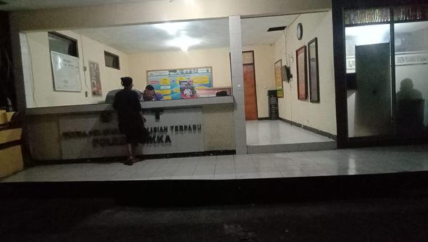 Menyadari Pintu KiosNya Disayat-Sayat Orang Tak Dikenal,  Mery Hago yang Merasa Terancam Mengadu ke Polres Sikka