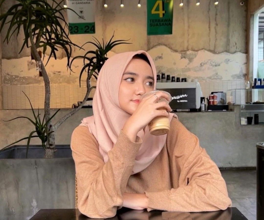 Wirda Mansur, putri pendakwah dan pengusaha Yusuf Mansur kembali menuai kontroversi karena videonya yang memamerkan uang saat video sang ayah marah-marah viral. Sumber: Instagram.com/@wirda_mansur