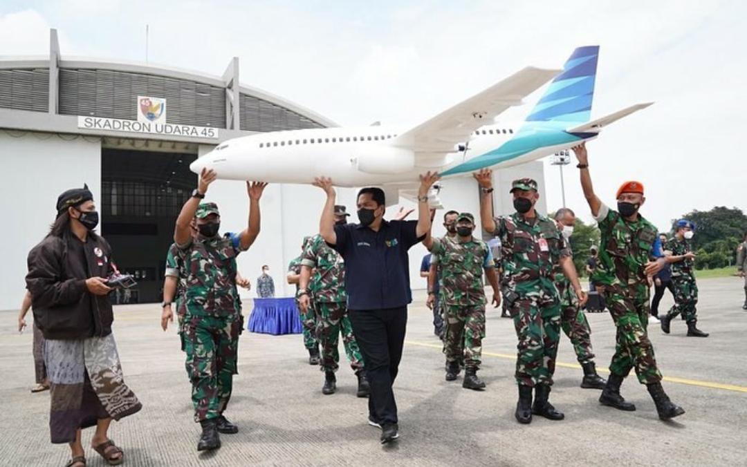 Gus Humaidi (kiri) saat hendak menerbangkan 'Pesawat Garuda Indonesia' buatannya bersama Menteri BUMN Erick Thohir.
