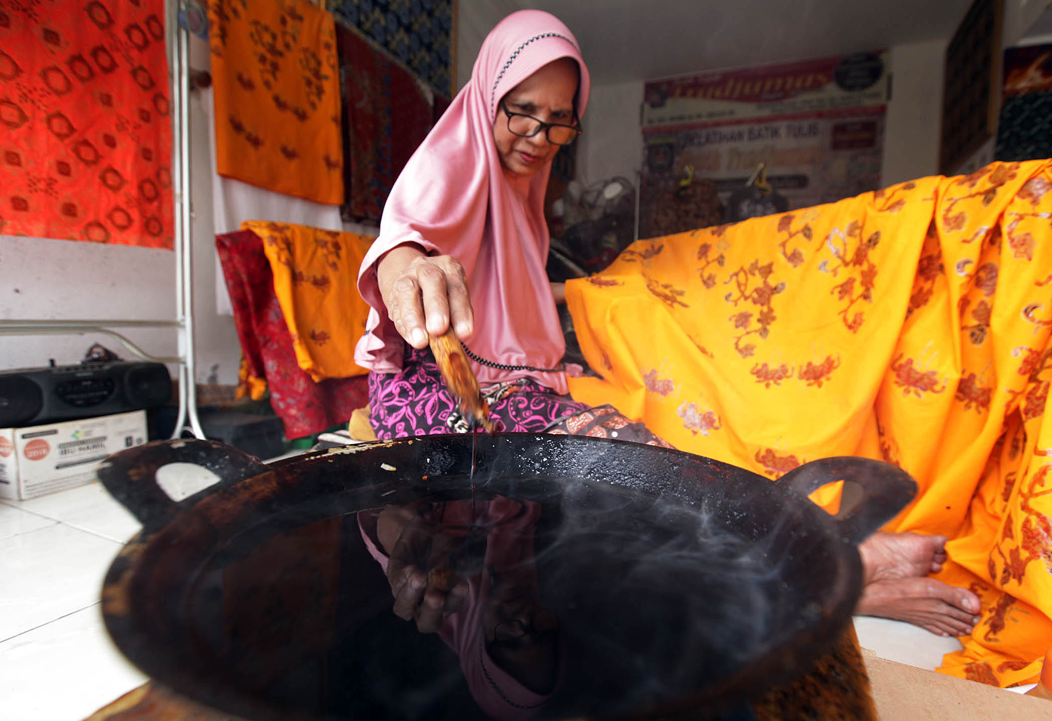 Nampak sejumlah pekerja tengah menyelesaikan produksi batikdi workshop Batik Sejati Tradjumas di Depok, Jawa Barat, Selasa 15 Februari 2022. Foto : Panji Asmoro/TrenAsia