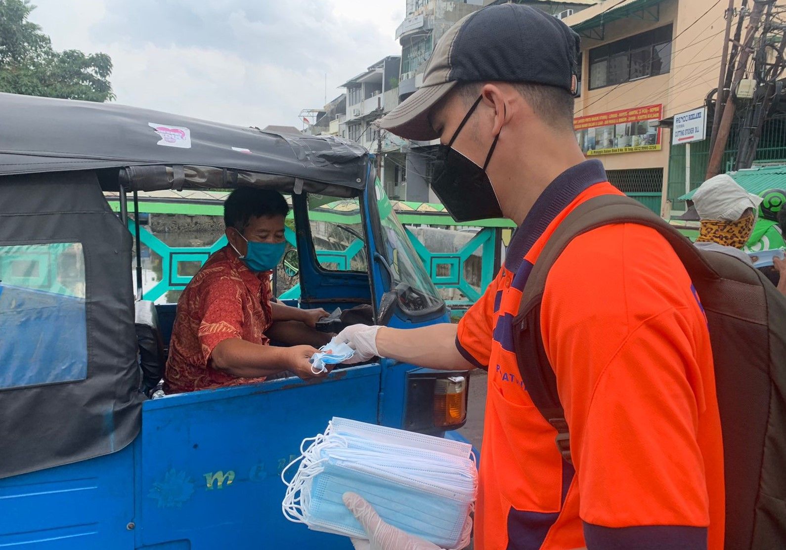 Tim BNPB membagikan masker kepada masyarakat