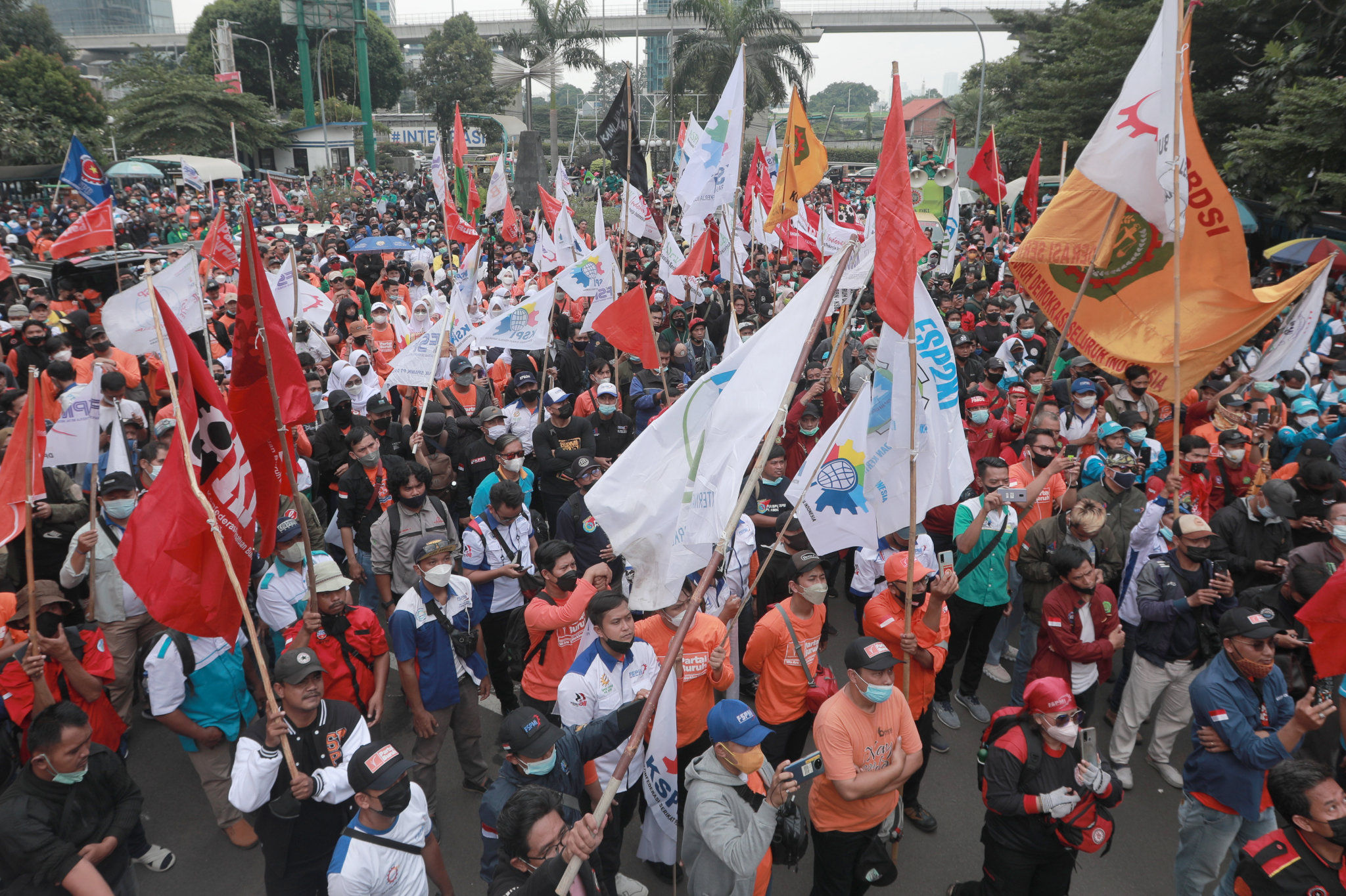 Ratusan buruh dari berbagai elemen melakukan unjuk rasa menolak Permenaker No.2 Tahun 2022 tentang JHT yang dapat dicairkan setelah usia 56 tahun, di depan kantor Kemnaker, Jakarta, Rabu, 16 Februari 2022. Foto: Ismail Pohan/TrenAsia