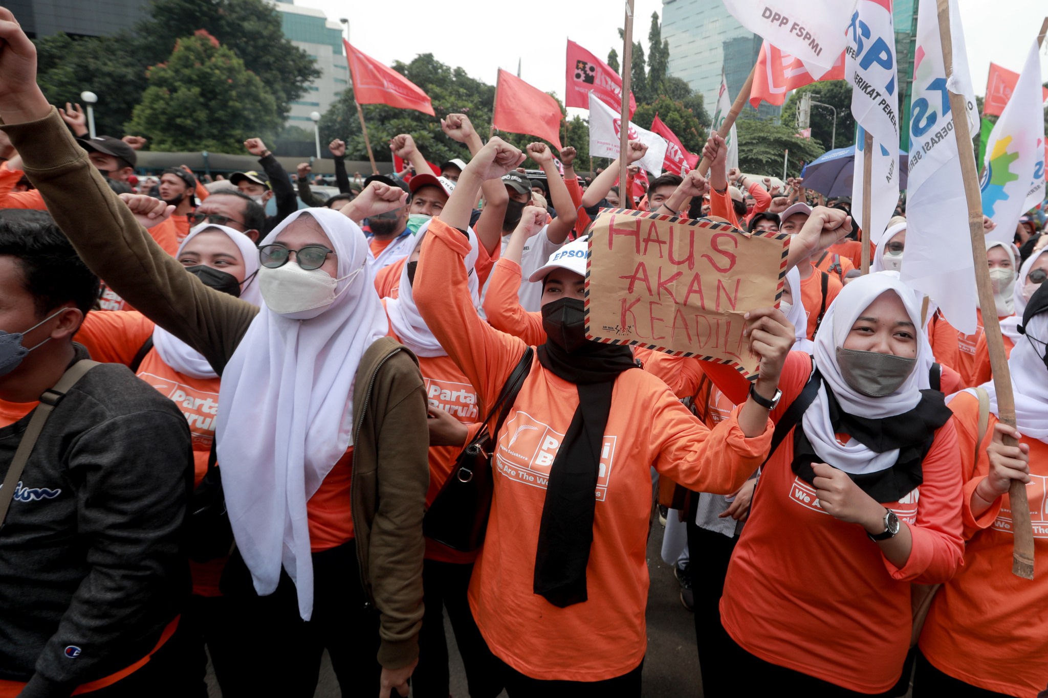 Ratusan buruh dari berbagai elemen melakukan unjuk rasa menolak Permenaker No.2 Tahun 2022 tentang JHT yang dapat dicairkan setelah usia 56 tahun, di depan kantor Kemnaker, Jakarta, Rabu, 16 Februari 2022. Foto: Ismail Pohan/TrenAsia