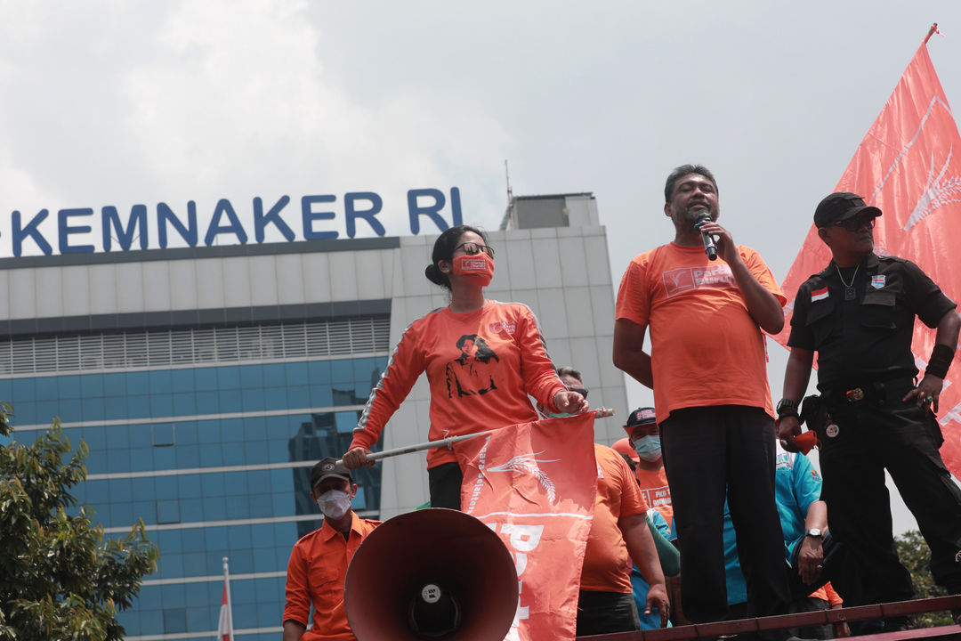 Ratusan buruh dari berbagai elemen melakukan unjuk rasa menolak Permenaker No.2 Tahun 2022 tentang JHT yang dapat dicairkan setelah usia 56 tahun, di depan kantor Kemnaker, Jakarta, Rabu, 16 Februari 2022. Foto: Ismail Pohan/TrenAsia